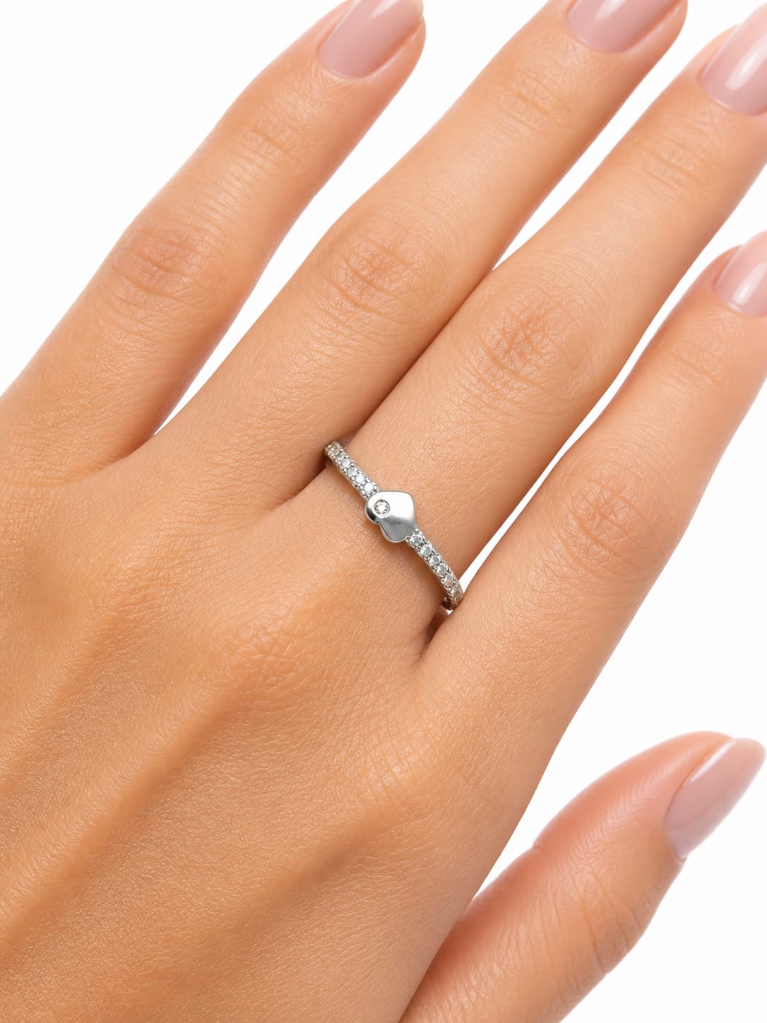Anillo Corazón Delicado con Detalle de Zirconias
